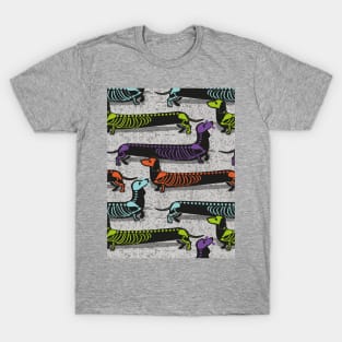 Spooktacular long dachshunds skeleton // light grey background multicoloured dog bones T-Shirt